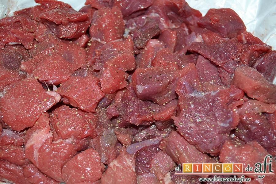 Estofado irlandés, salpimentar la carne cortada en trozos de estofado
