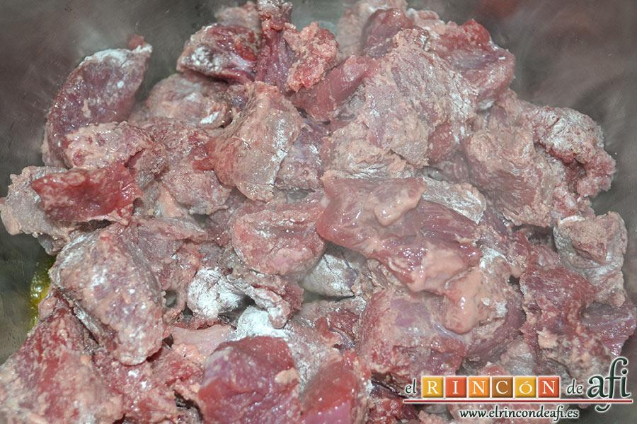 Estofado irlandés, pasarla por harina con el truco de la bolsa y la pasamos por la olla con un chorrito de aceite de oliva