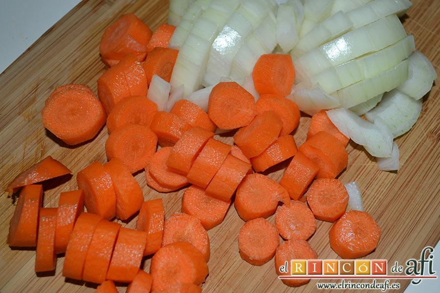 Estofado irlandés, pelamos y troceamos las cebollas y zanahorias