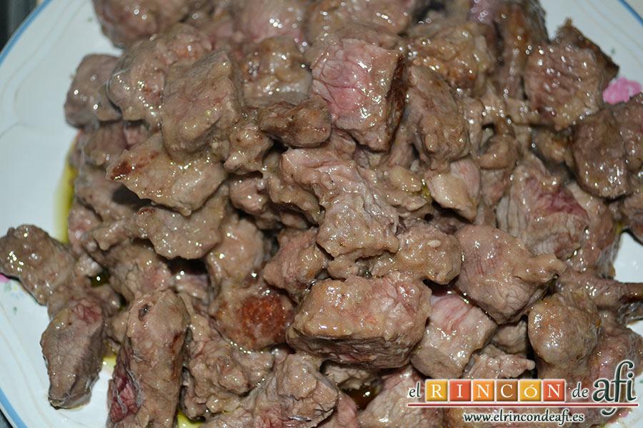 Estofado irlandés, una vez sellada la carne la sacamos de la olla y la reservamos