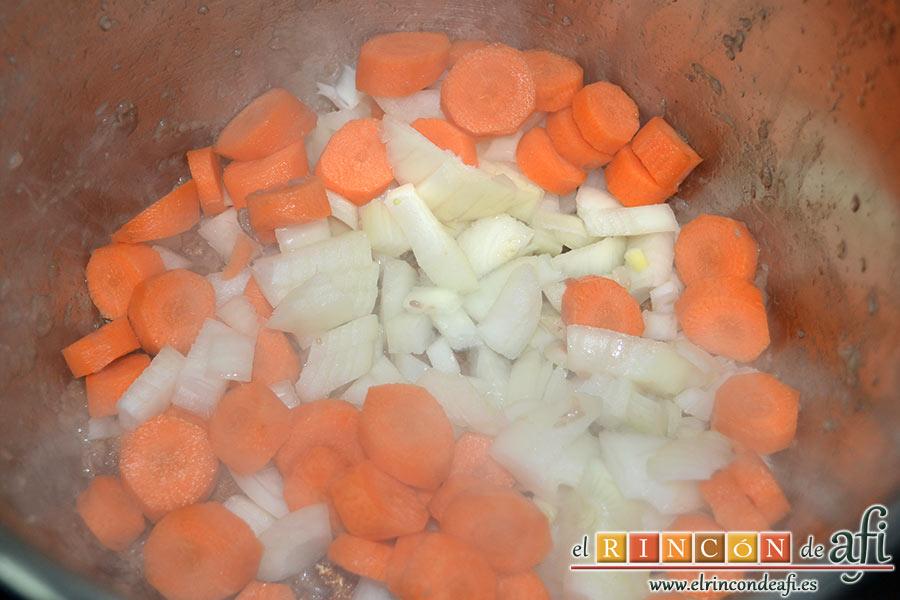 Estofado irlandés, introducir la verdura troceada junto con el jugo de la carne en la olla