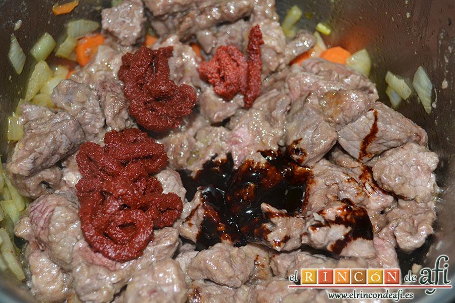 Estofado irlandés, añadir el tomate concentrado, el concentrado de carne y la hoja de laurel