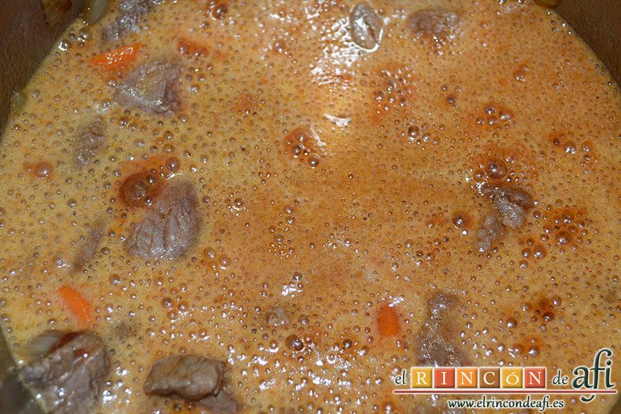 Estofado irlandés, añadir el medio litro de cerveza negra