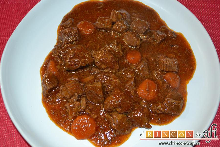 Estofado irlandés, servir en platos individuales