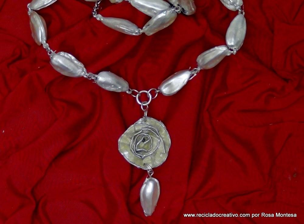 Aderezo de fallera valenciana siglo XXI con material reciclado