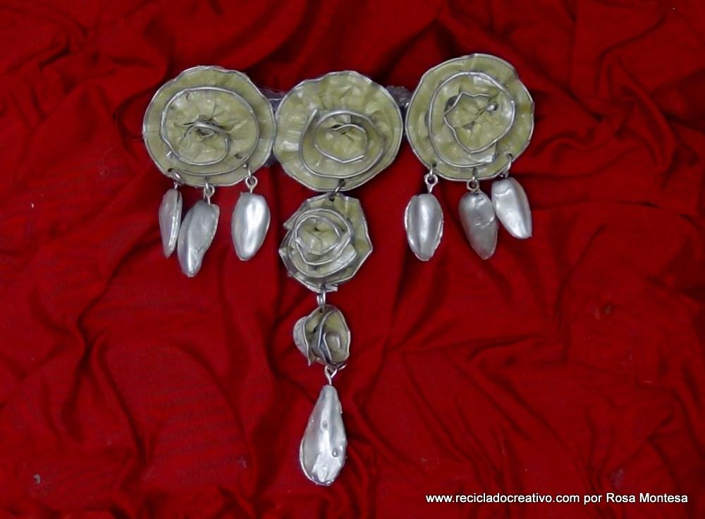 Traje de fallera valenciana con material reciclado (192)