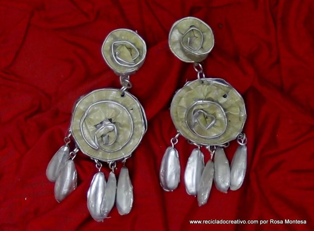 Traje de fallera valenciana con material reciclado (190)