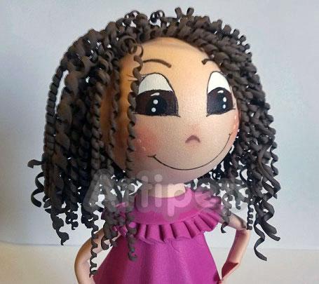 fofucha niña con pelo rizado 3