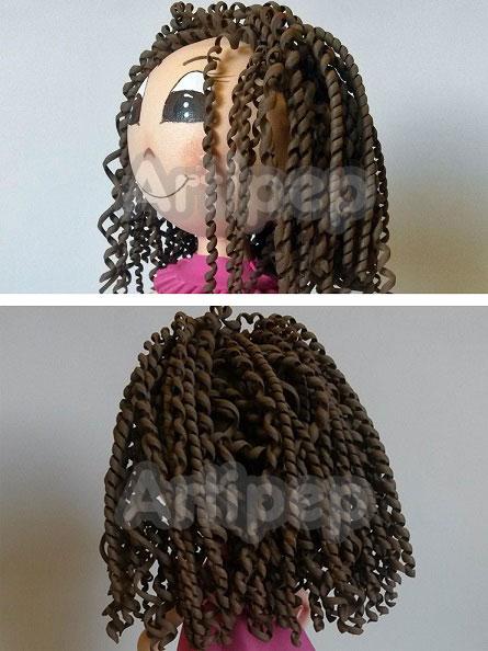 fofucha niña con pelo rizado 2