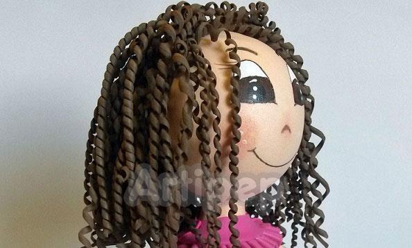 fofucha niña con pelo rizado