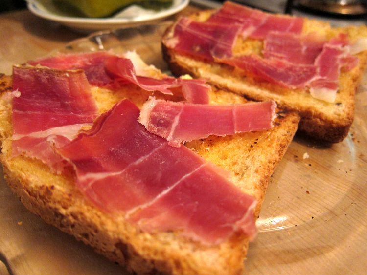 tosta-jamon-serrano-y-huevo-poche