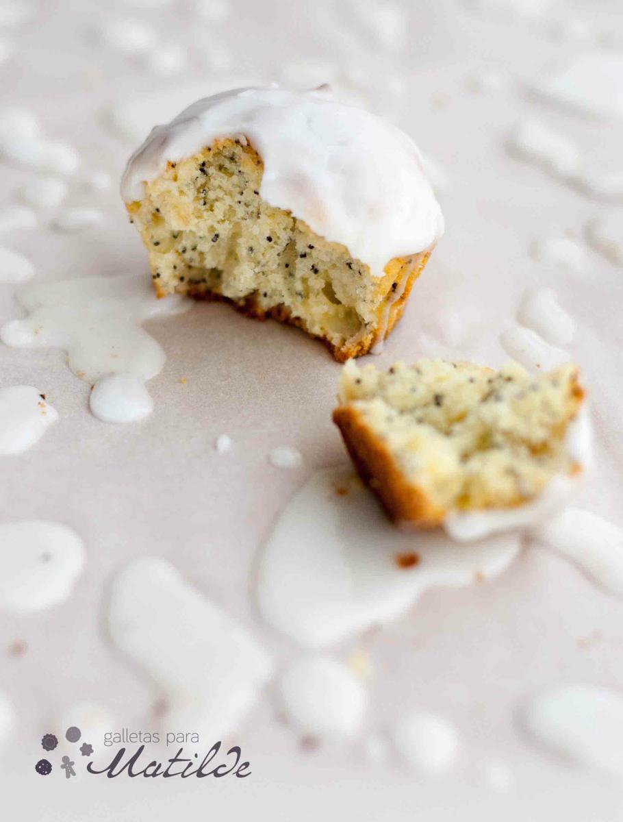 Muffins de limón con fruta y glaseado de limón