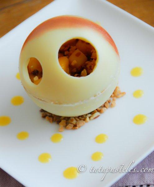 Esfera de chocolate blanco y mousse de dulce de leche