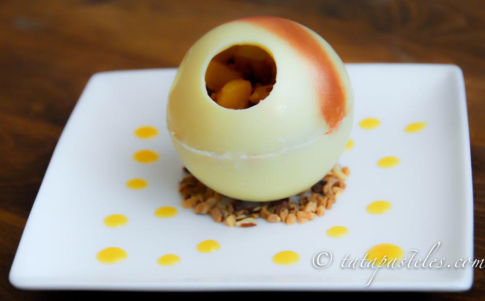 Esfera de chocolate blanco y mousse de dulce de leche