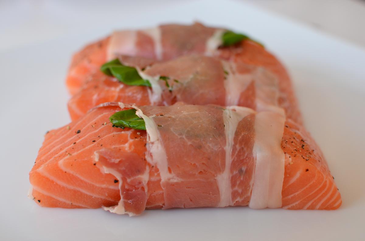 Saltimboca salmon crudo con jamon