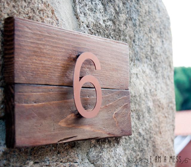 DIY pallet house number by "I am a Mess"