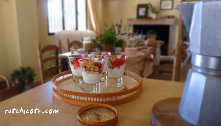 desayuno-familiar-yogurth-con-fresas