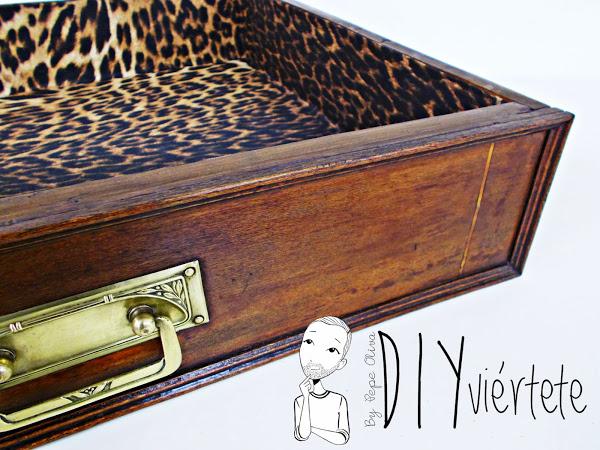 DIY-decoración-cómoda-mueble-restaurar-forrar-cajones-tela-leopardo-1