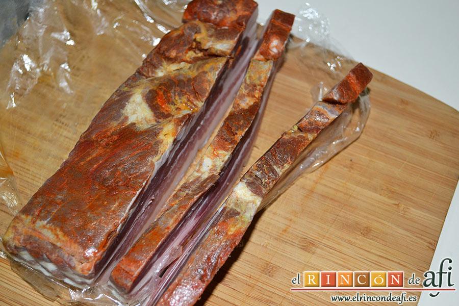 Papas revolconas con torreznos, cortar la panceta adobada en tiras