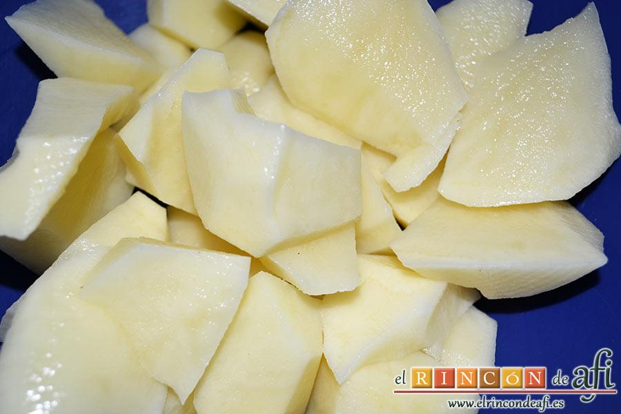 Papas revolconas con torreznos, pelar las papas y chascarlas