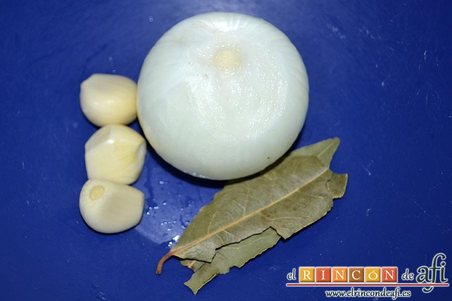 Papas revolconas con torreznos, preparamos 1 cebolla mediana, 2 hojas de laurel y 3 dientes de ajo grandes