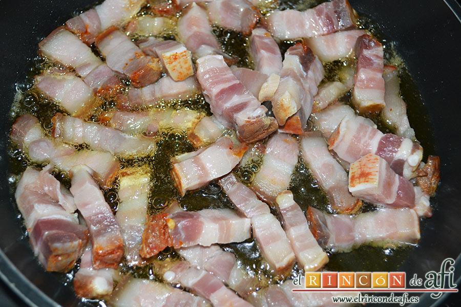 Papas revolconas con torreznos, ponemos a freír los trozos de panceta en una sartén con abundante aceite de oliva