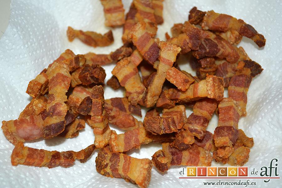 Papas revolconas con torreznos, una vez queden bien crujientes, los ponemos sobre papel absorbente