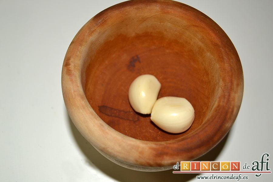 Papas revolconas con torreznos, poner los dientes de ajo en un mortero