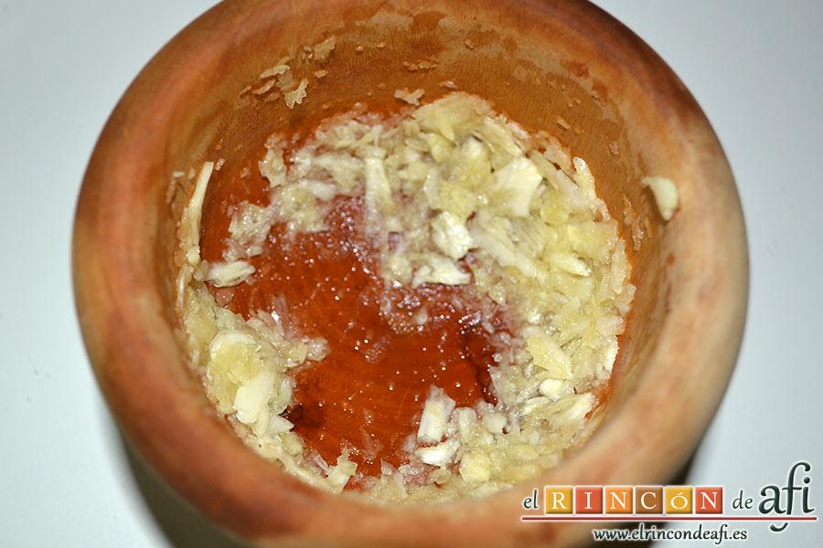 Papas revolconas con torreznos, machacarlos