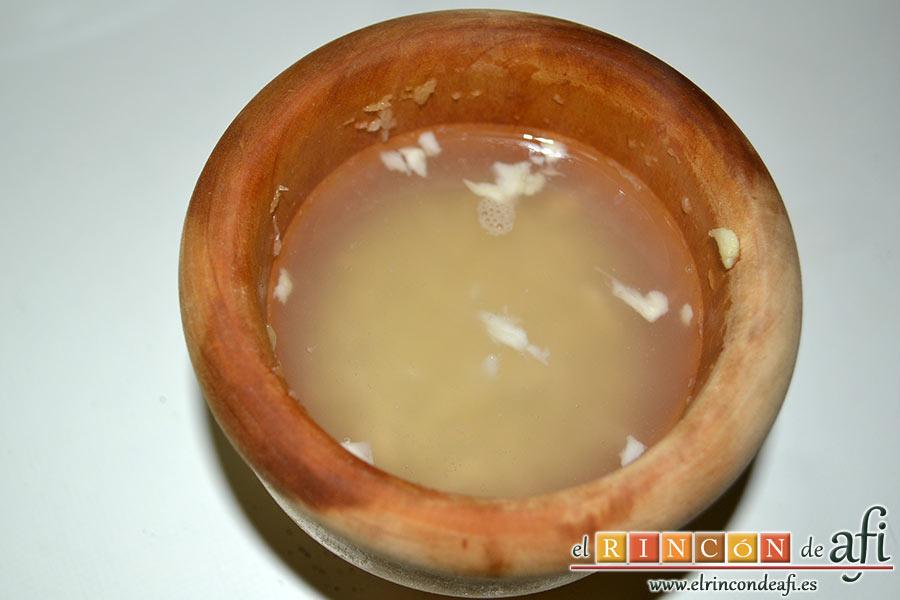 Papas revolconas con torreznos, añadir un poco de agua de la cocción de las papas