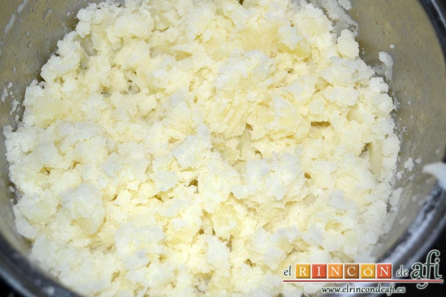 Papas revolconas con torreznos, machacar las papas