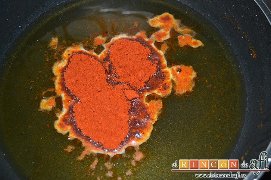 Papas revolconas con torreznos, poner el pimentón en el aceite de freír los torreznos