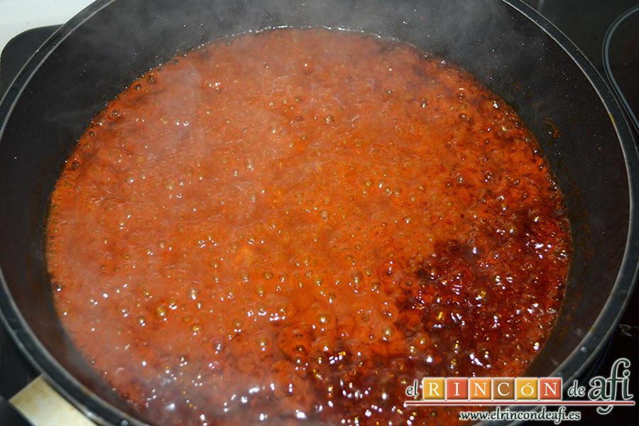 Papas revolconas con torreznos, remover para que no se queme el pimentón