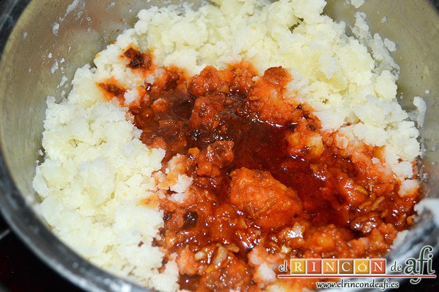 Papas revolconas con torreznos, volcar sobre las papas machacadas