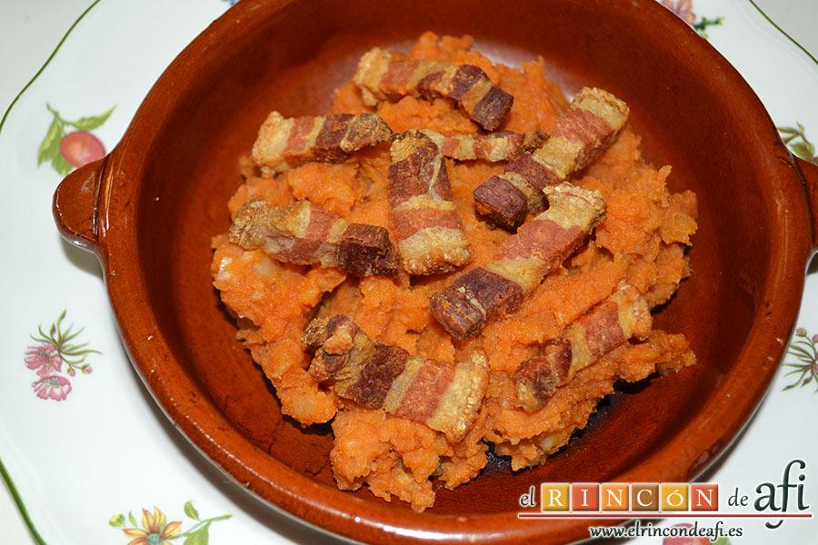 Papas revolconas con torreznos, sugerencia de presentación