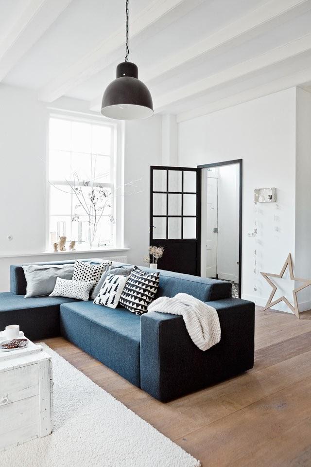 Salón con combinación de color azul y negro
