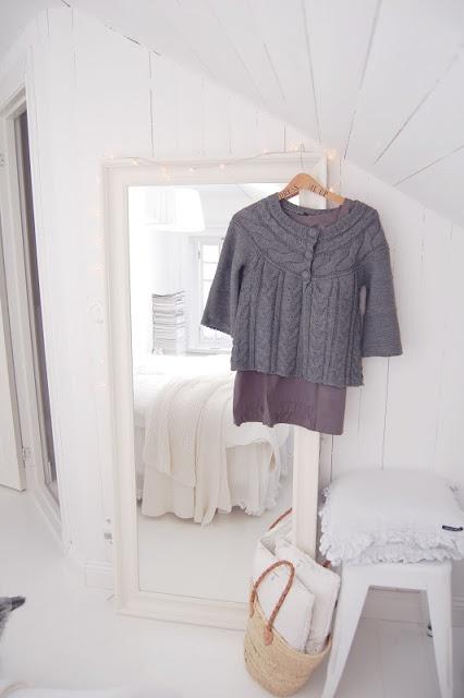 Espejo marco blanco tonos pastel