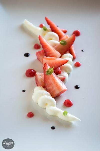 Postre fresas con nata (crema de leche)