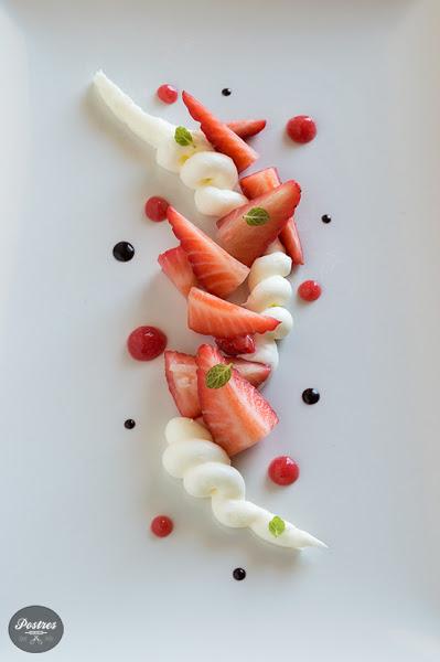 Postre fresas con nata (crema de leche)