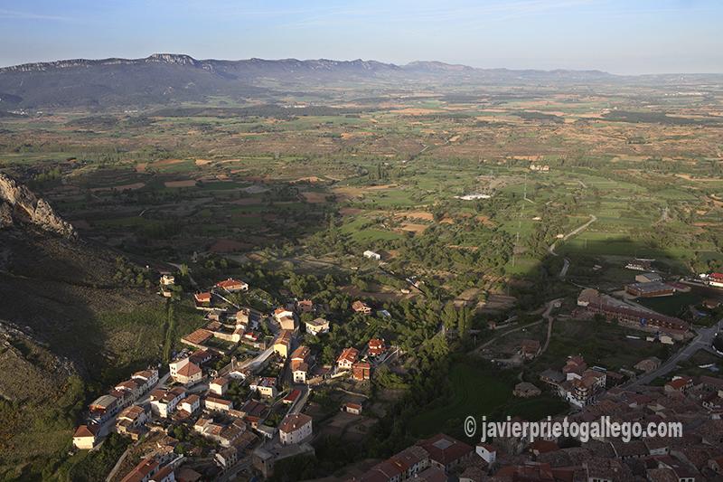 Vista de Poza de la Sal y La Bureba desde lo alto del castillo. Poza de la Sal. Burgos. Castilla y León. España © Javier Prieto Gallego