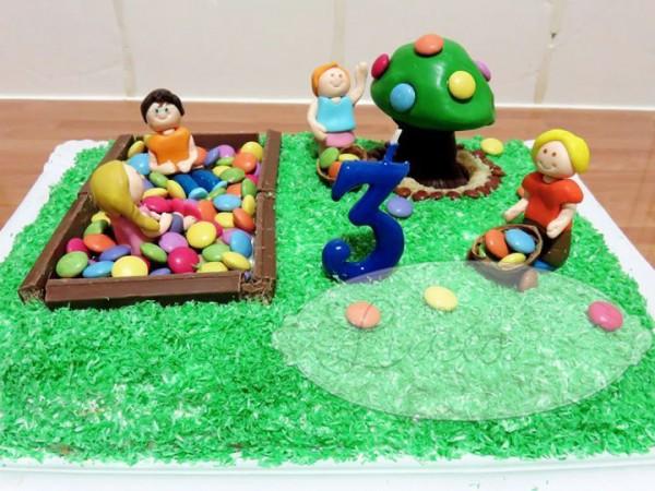 Tarta niños campo jugando