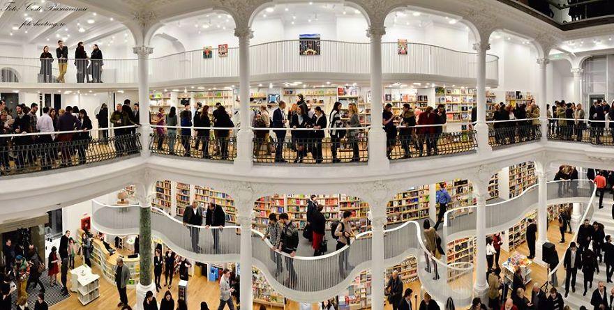 Una nueva librería de aspecto mágico abre sus puertas en Rumania