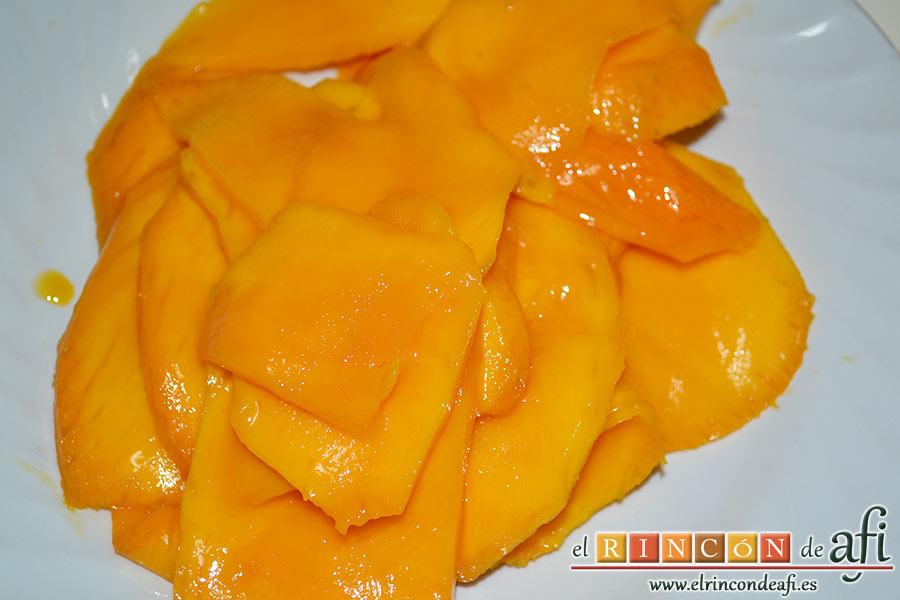 Tiramisú de mango, pelamos y cortamos la manga en láminas finitas