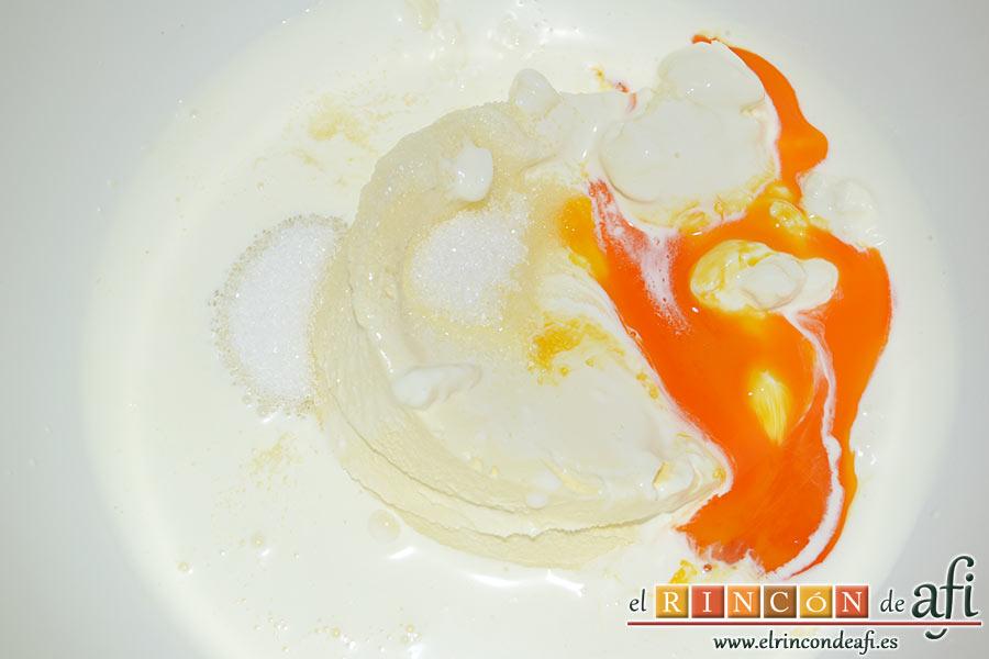 Tiramisú de mango, en un bol colocamos el queso Mascarpone, la nata (crema de leche) bien fría recién salida del frigorífico, el azúcar y la yema del huevo