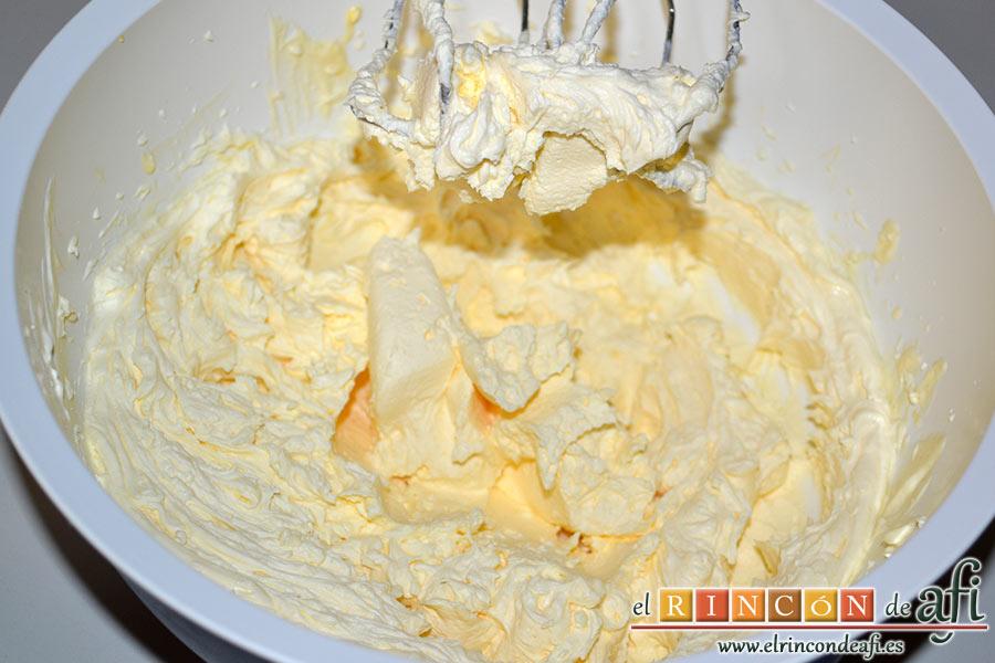 Tiramisú de mango, batimos con varillas eléctricas