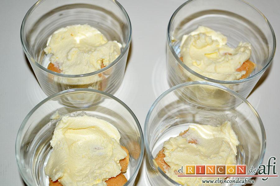 Tiramisú de mango, colocamos en el fondo de los moldes una primera capa de bizcocho empapado, cubrimos con una capa de crema