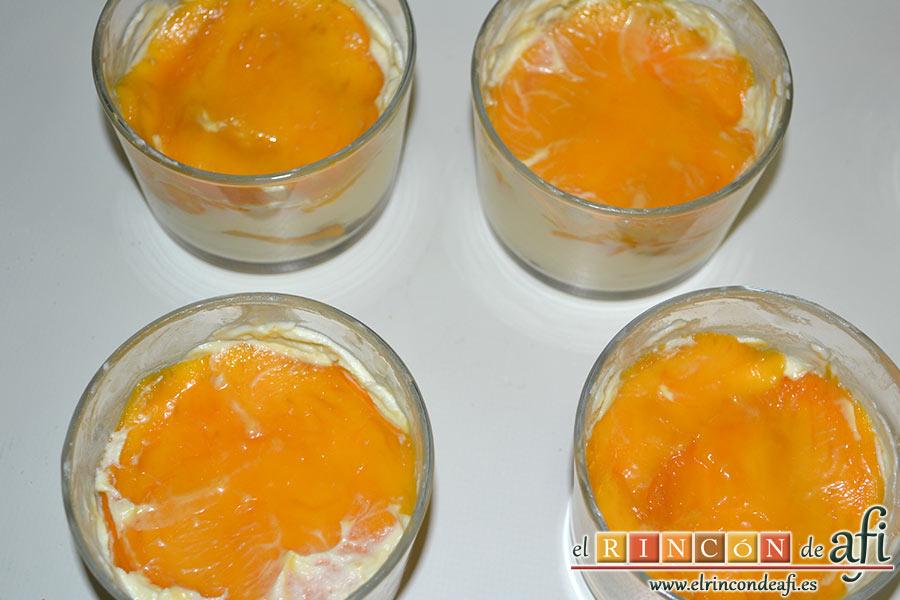 Tiramisú de mango, continuamos colocando capas de bizcocho, crema y manga