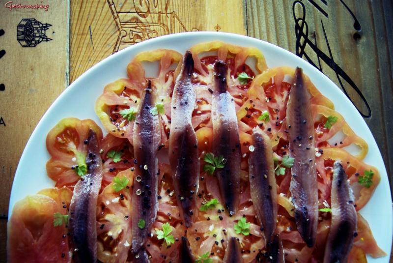 ensalada de tomate y anchoa