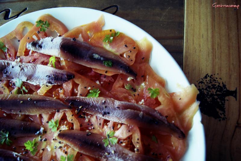 ensalada de tomate y anchoa