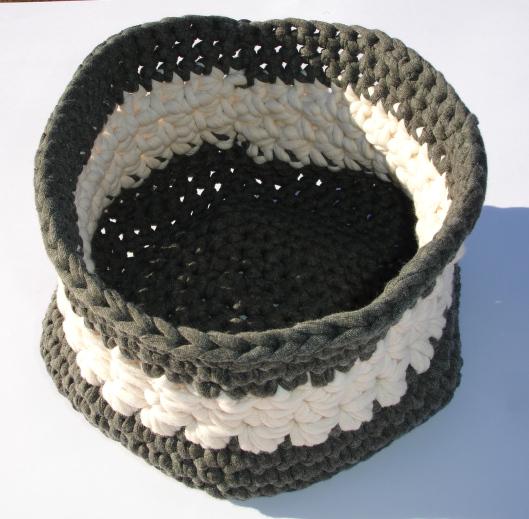 Detalle del interior del cesto de trapillo verde y blanco.